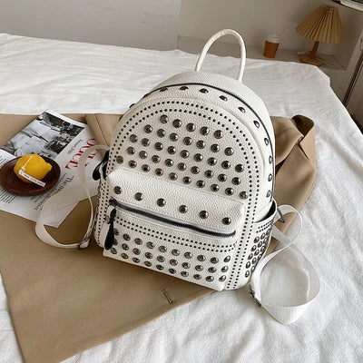 Schwarzer Leder Rucksack für Damen mit Nieten – Dein vielseitiger Begleiter
