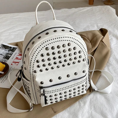 Schwarzer Lederrucksack für Damen mit Nieten – Dein stylischer Begleiter