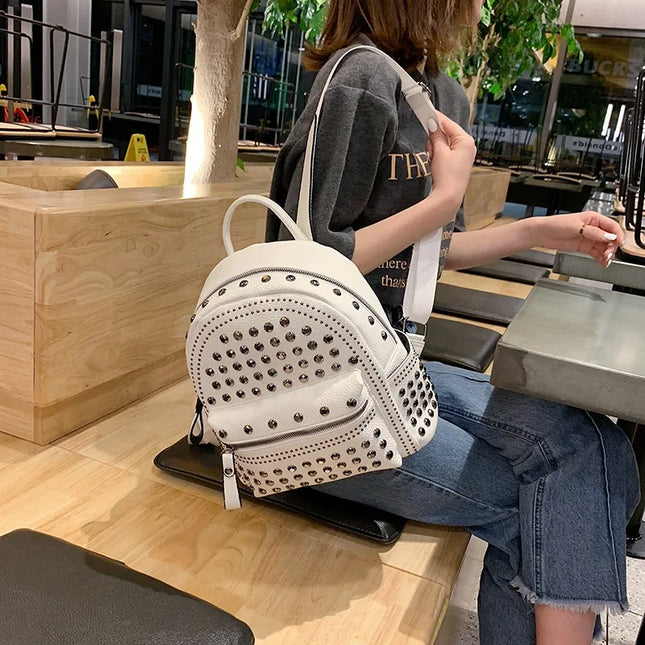 Schwarzer Lederrucksack mit Nieten – Dein Daypack für Schule & Reise