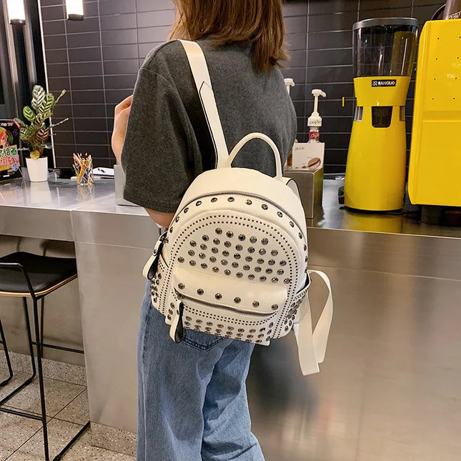 Schwarzer Leder Rucksack für Damen mit Nieten – Dein vielseitiger Begleiter