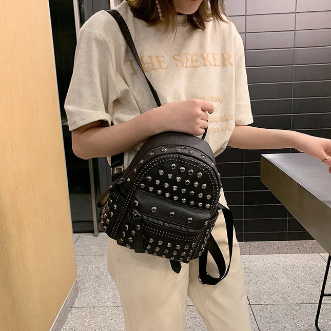Kleiner schwarzer Leder Rucksack für Damen – Alltag & Reise